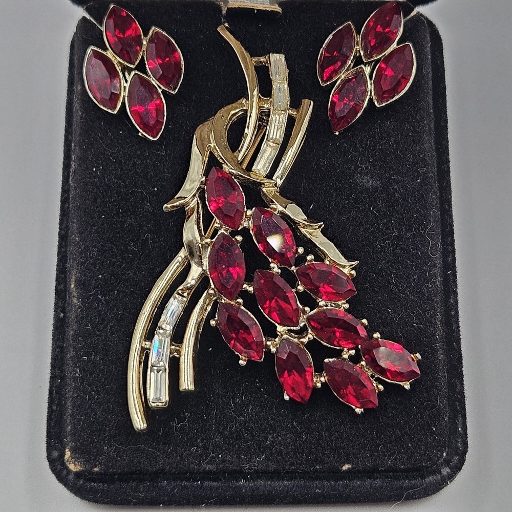 Vintage Red Rhinestone Brooch & Earrings Set in Box Gold Tone Pin Screwback